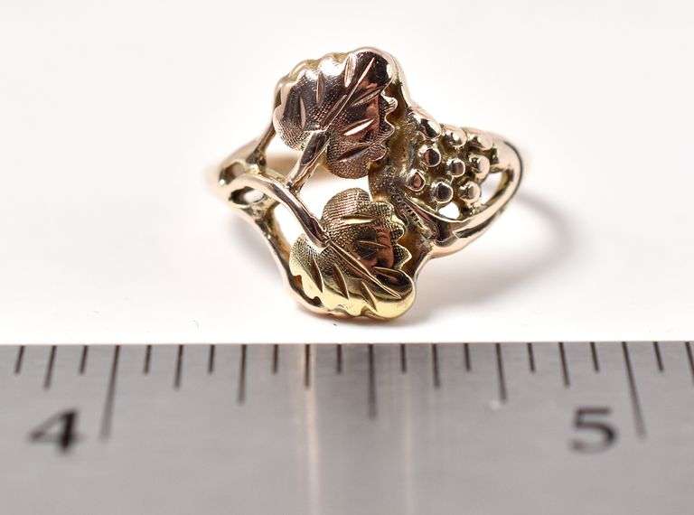 Vintage 10K Yellow Gold Leaf and Grape Vine Ring