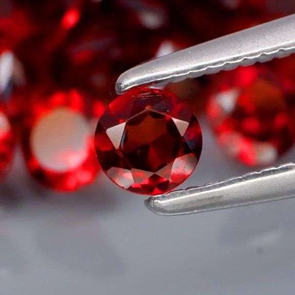 Glittering! 10.35ct UNTREATED cherry red Mozambique Garnet set