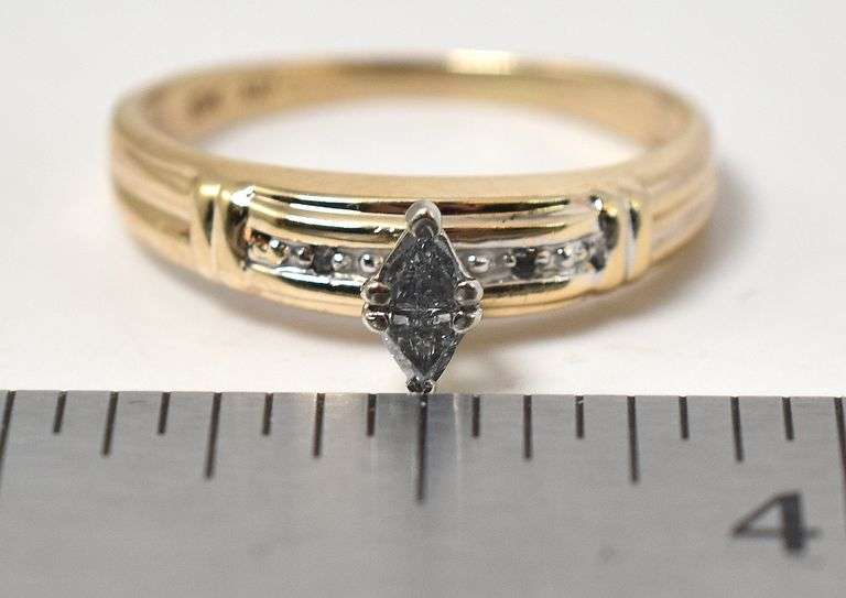 Amazing Diamond Engagement Ring in 10K Yellow Gold