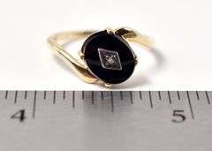Vintage 10K Yellow Gold Diamond and Black Onyx Gemstone Ring