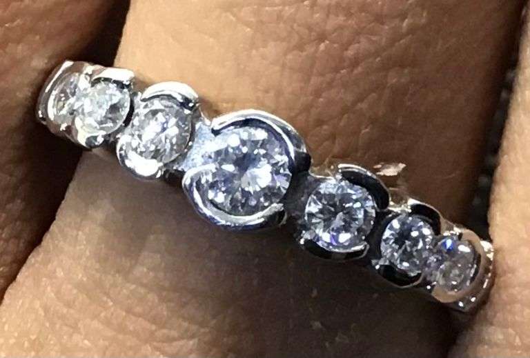 PLATINUM NATURAL DIAMOND WEDDING BAND