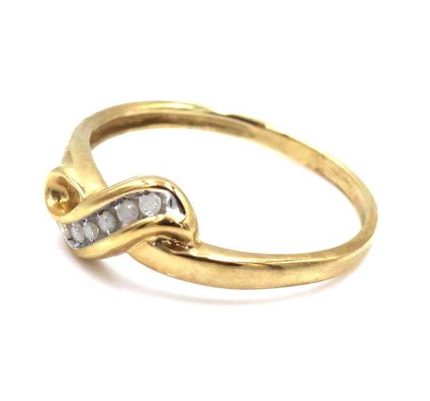 10kt Yellow gold diamond ring