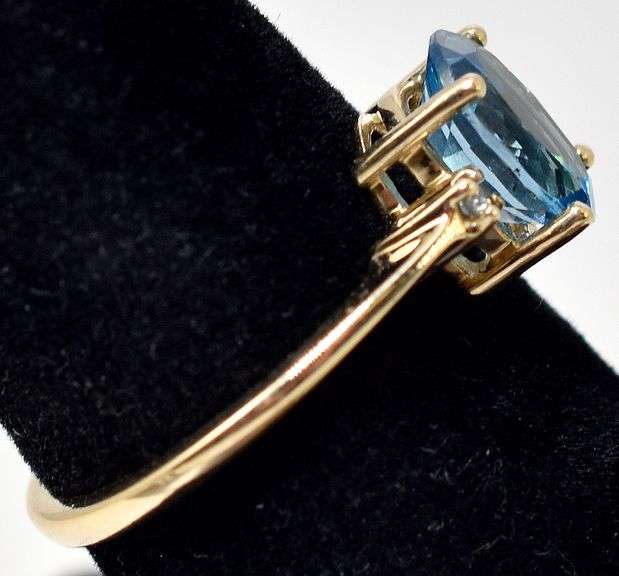 Admirable 14K Yellow Gold Blue Topaz Gemstone Ring