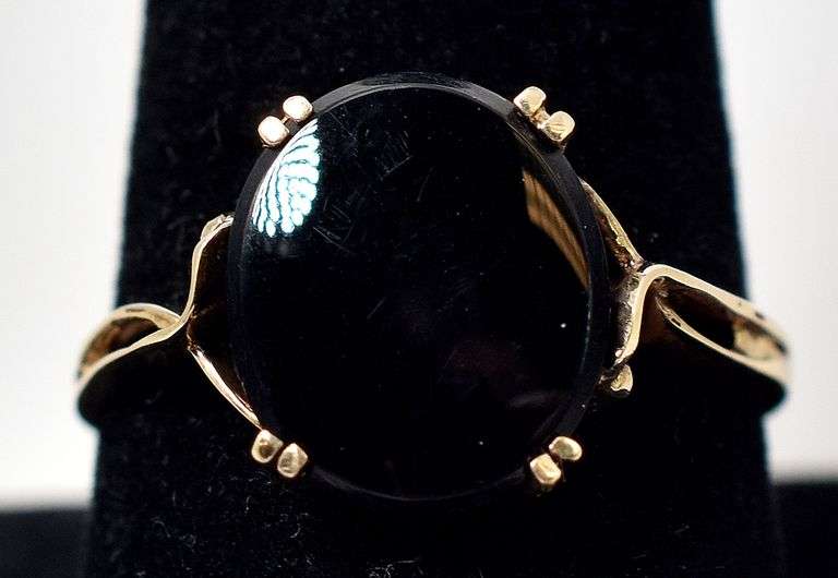Vintage 10K Yellow Gold Black Onyx Gemstone Ring