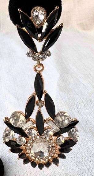 A Very Sexy  Pearl Style Fashion  Design Earrings