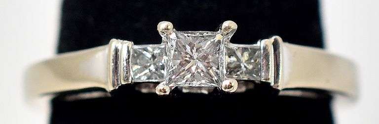 Sparkling 14K White Gold Diamond Ring
