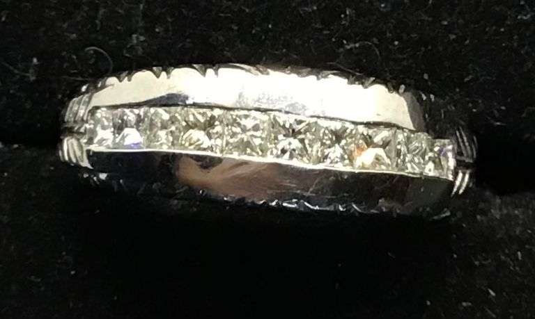 PLATINUM NATURAL DIAMOND WEDDING BAND
