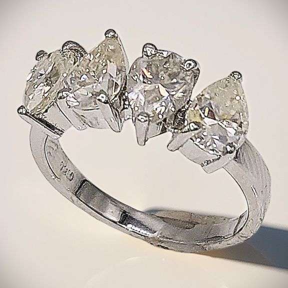 Sparkling 14 Kt White Gold Plate 5.65 Ct VVs1 F-G Simulated Diamond Ring