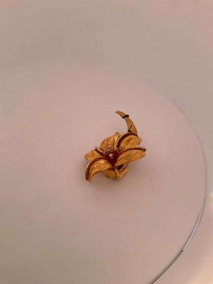 14K YELLOW GOLD AND DIAMOND FLOWER DESIGNED BROOCH