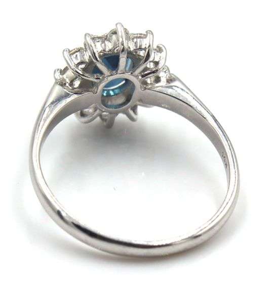 Pretty 14K WG Oval Sapphire Ring