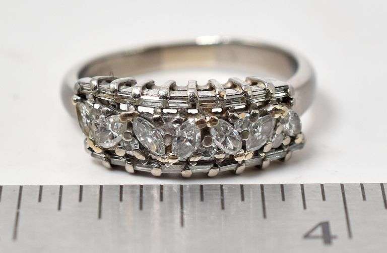 Sparkling Diamond Ring in 18K White Gold