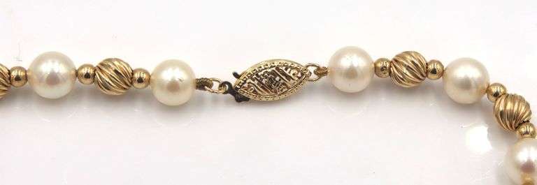 Stylish Pearl and 14k Yellow Gold Bracelet