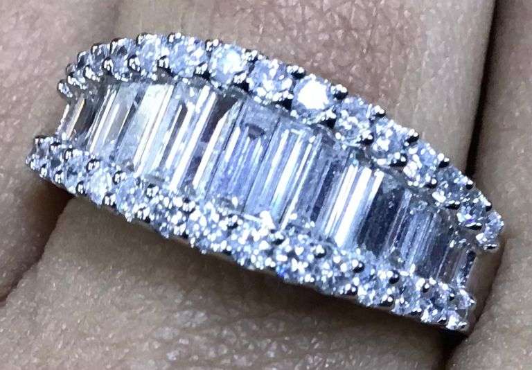 DAZZLING 18K WHITE GOLD NATURAL DIAMOND WEDDING BAND