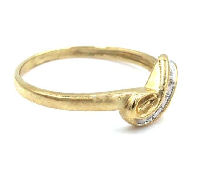 10kt Yellow gold diamond ring