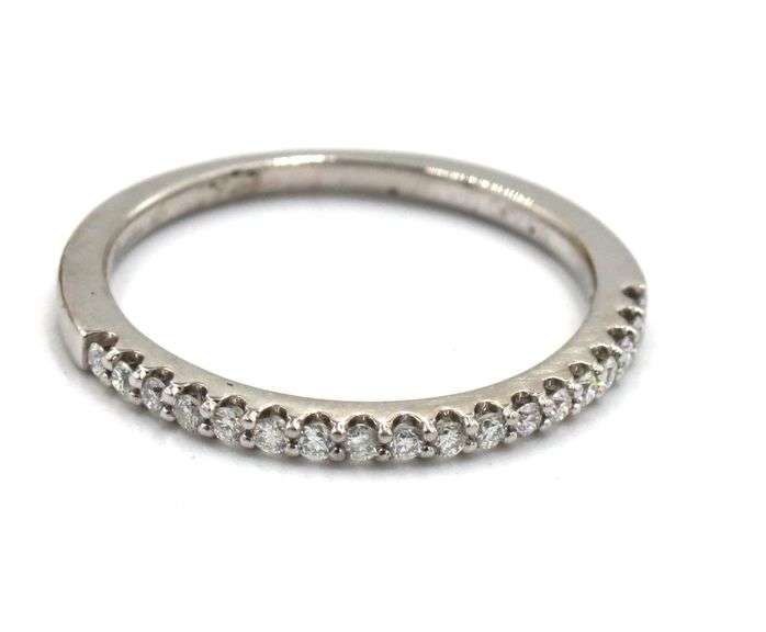 Platinum 0.15ctw shared prong diamond band