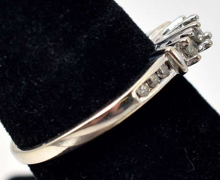 Stunning 10K White Gold Diamond Ring