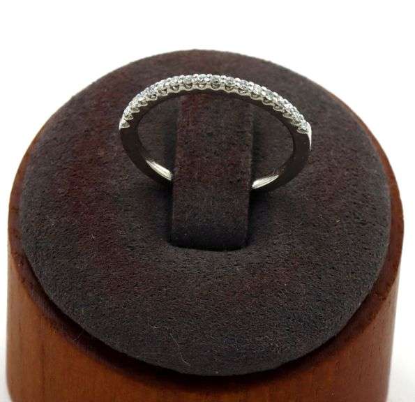 Platinum 0.15ctw shared prong diamond band