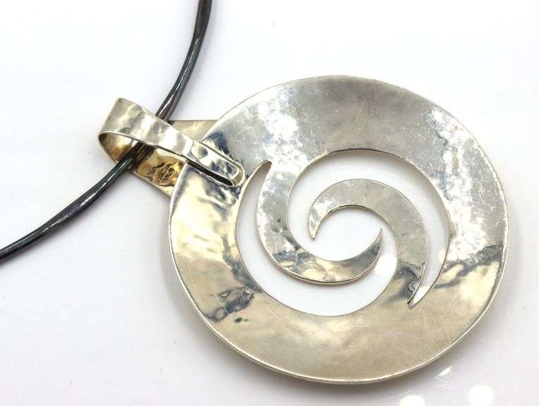 925 Sterling silver round pendant on collar necklace