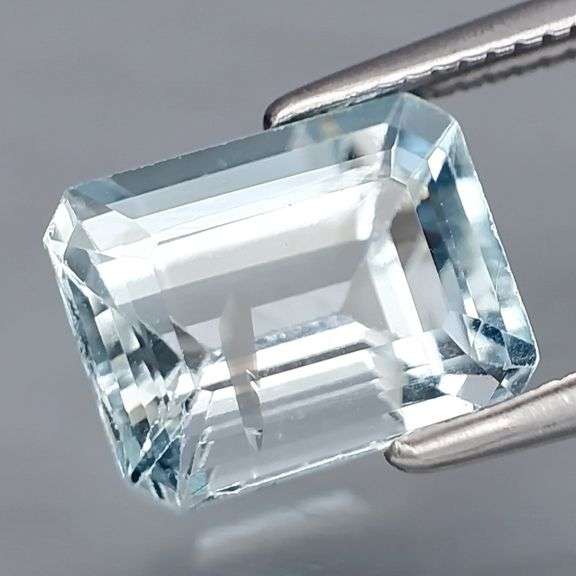 High fire! Beautifully cut 2.50ct Aquamarine center stone