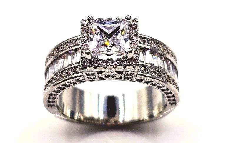 Stunning 14 Kt White Gold Plate 2.15 Ct Princess Cut Simulated Diamond Ring
