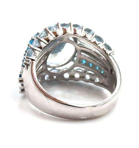 14kt White gold Aquamarine and blue topaz ring