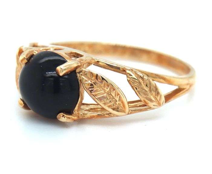 14kt Yellow gold black onyx ring