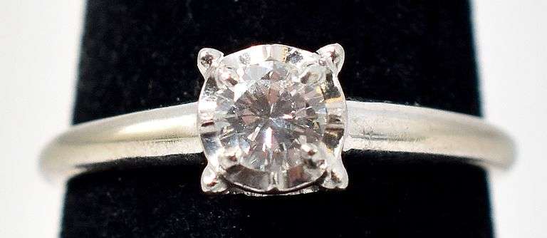 Sparkling 14K White Gold Solitaire Diamond Ring