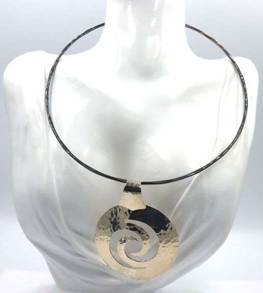 925 Sterling silver round pendant on collar necklace
