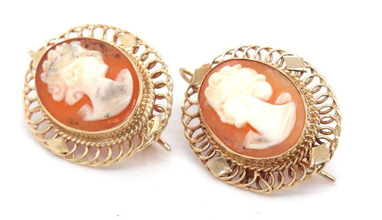14kt Yellow gold Cameo dangle earrings