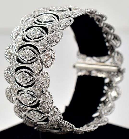 Absolutely Stunning 18K White Gold Diamond Bracelet