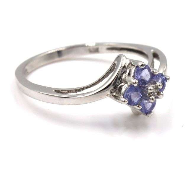 10kt White gold Iolite flower style ring