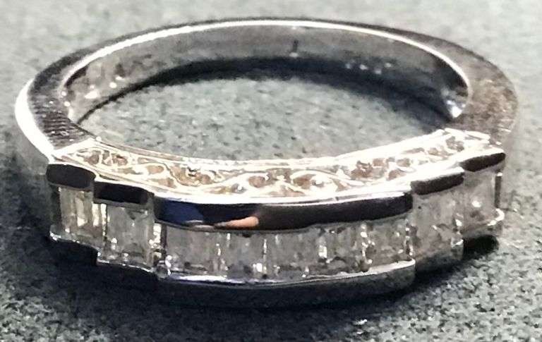 PLATINUM NATURAL DIAMOND WEDDING BAND