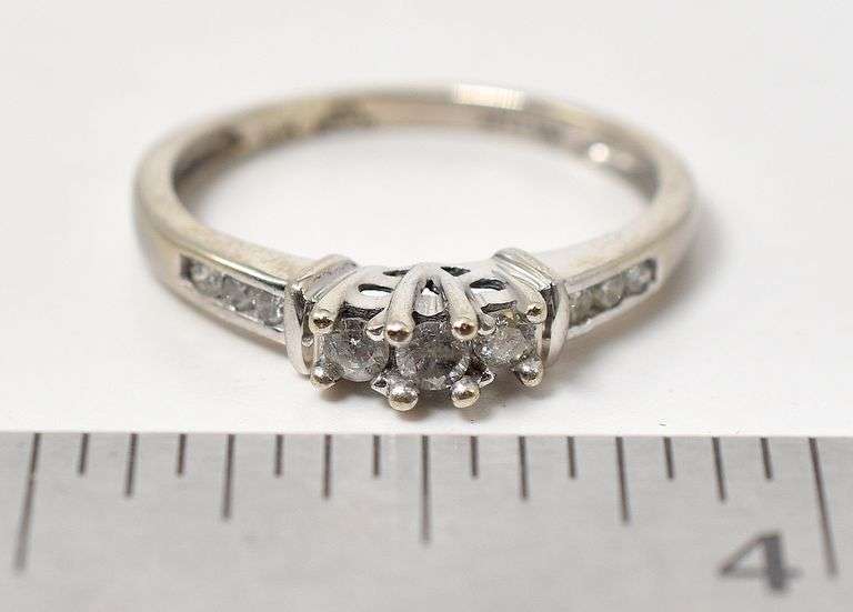 Stunning 10K White Gold Diamond Ring