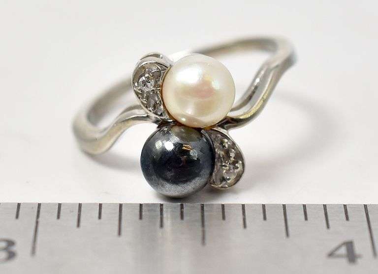 Beautiful 10K White Gold Pearl and Diamond Ring