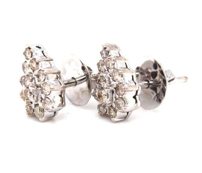 16kt White gold 0.60ctw diamond cluster pear shaped earrings