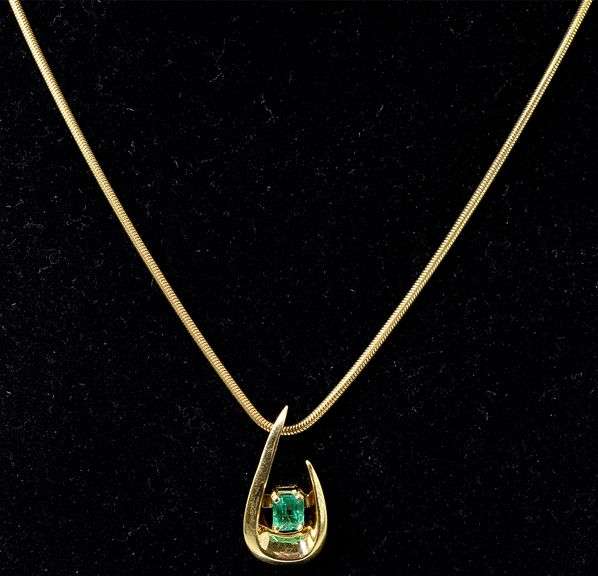 Interesting 14K Yellow Gold Emerald Pendant Necklace