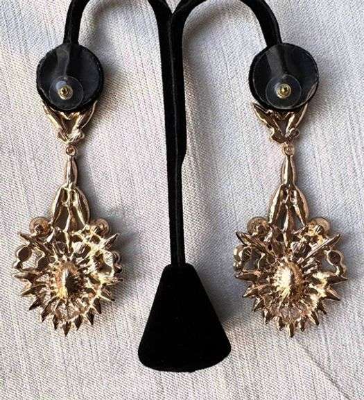 A Very Sexy  Pearl Style Fashion  Design Earrings