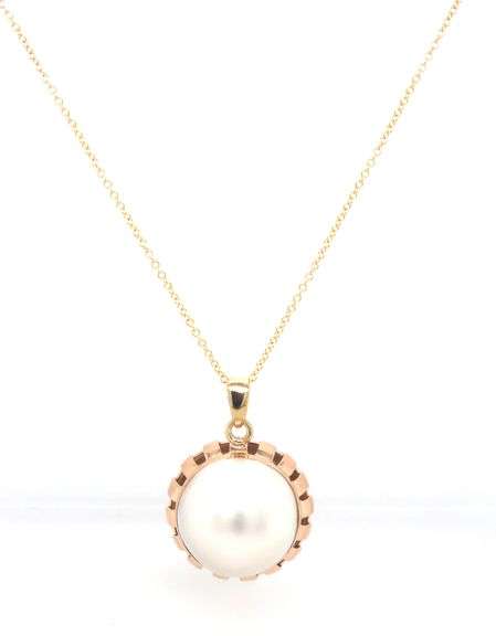 14kt Yellow gold Mabe pearl pendant on chain