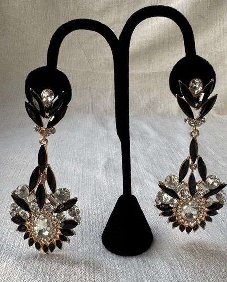 A Very Sexy  Pearl Style Fashion  Design Earrings