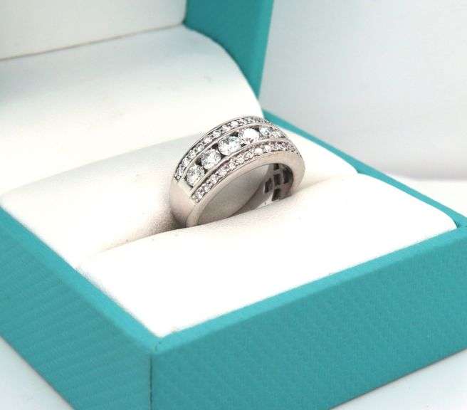 14kt White gold 0.90ctw 3 row diamond band