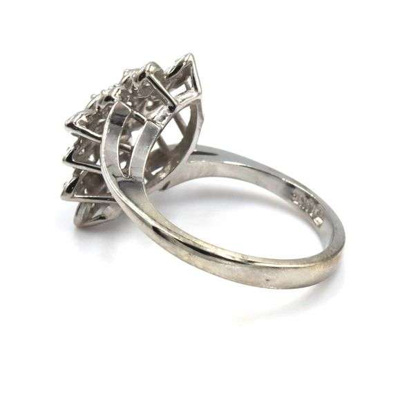 14kt White gold 0.55ctw diamond cluster flower ring