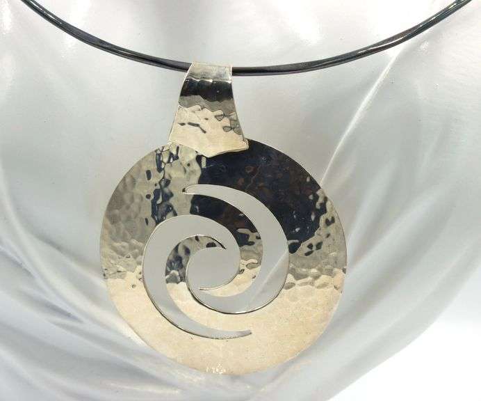 925 Sterling silver round pendant on collar necklace