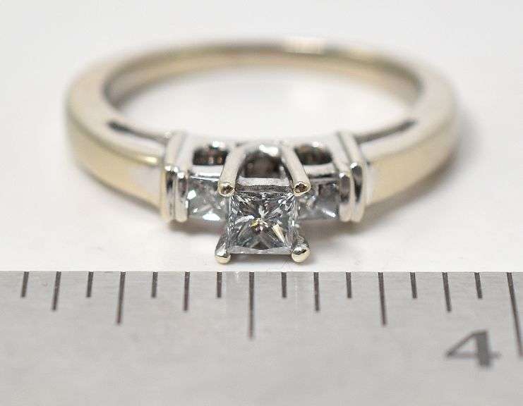 Sparkling 14K White Gold Diamond Ring