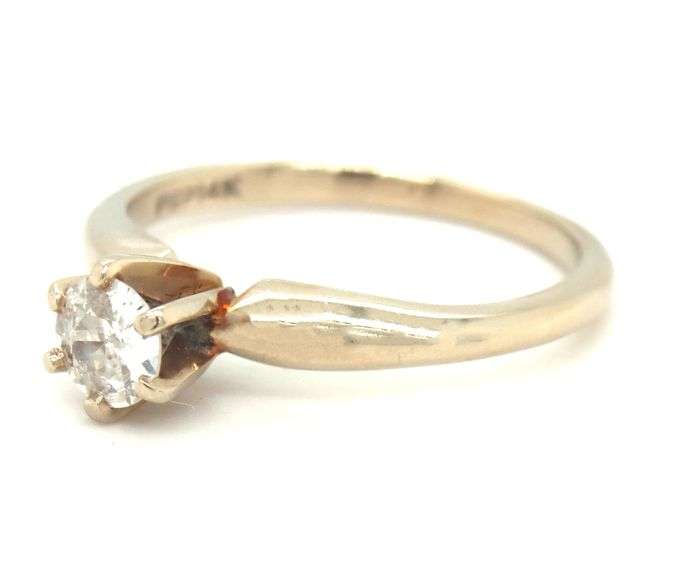 14kt White gold round brilliant cut diamond ring