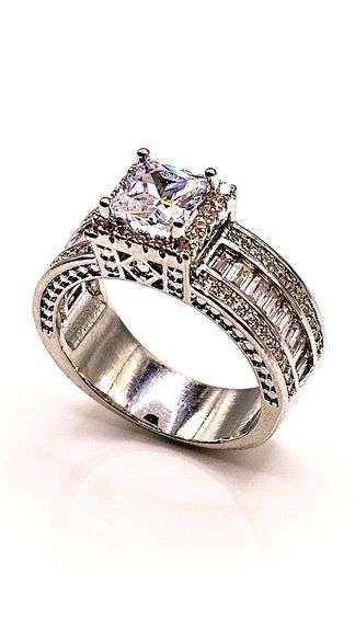 Stunning 14 Kt White Gold Plate 2.15 Ct Princess Cut Simulated Diamond Ring