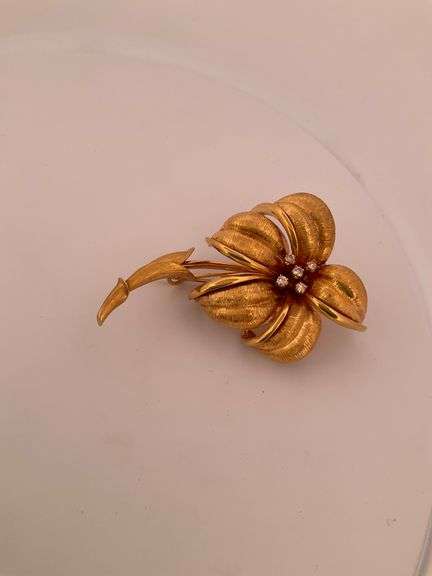 14K YELLOW GOLD AND DIAMOND FLOWER DESIGNED BROOCH