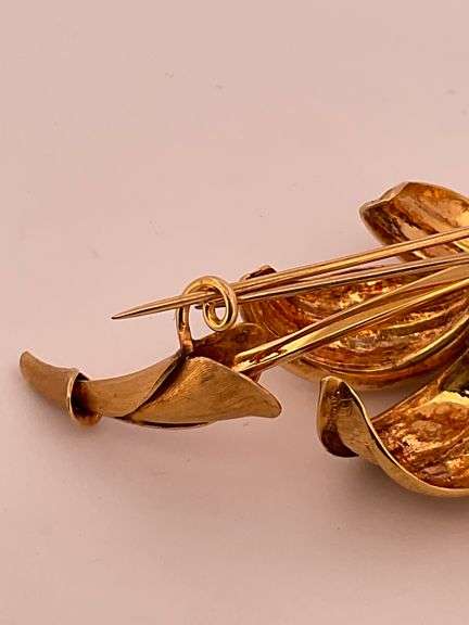 14K YELLOW GOLD AND DIAMOND FLOWER DESIGNED BROOCH
