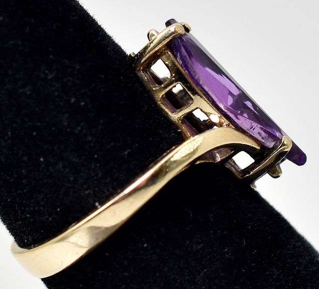 Pretty 10K Yellow Gold Amethyst Gemstone Ring