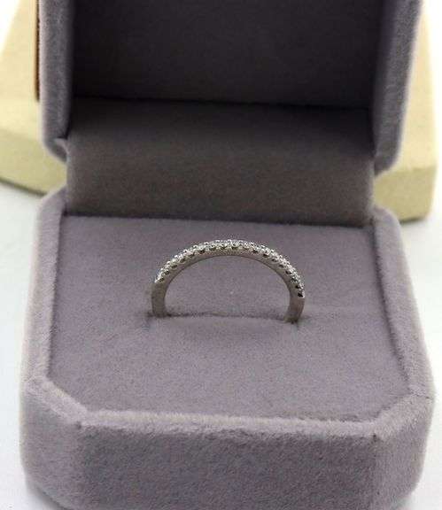 Platinum 0.15ctw shared prong diamond band