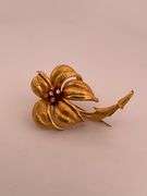 14K YELLOW GOLD AND DIAMOND FLOWER DESIGNED BROOCH